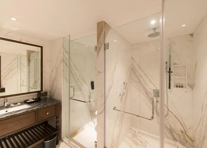Luxury One-Bedroom King Suite